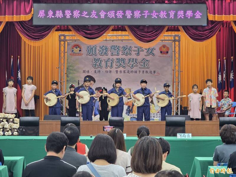 屏東頒發警察子女教育獎學金 滿州國小民謠表演快碼百貨公司快閃