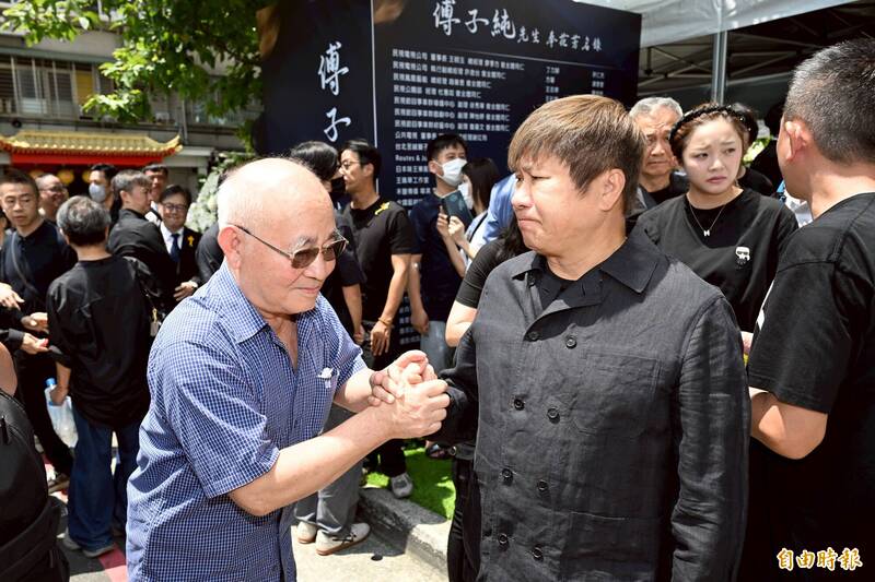 傅子純父送最後一程！強忍喪子痛擠笑吐...
