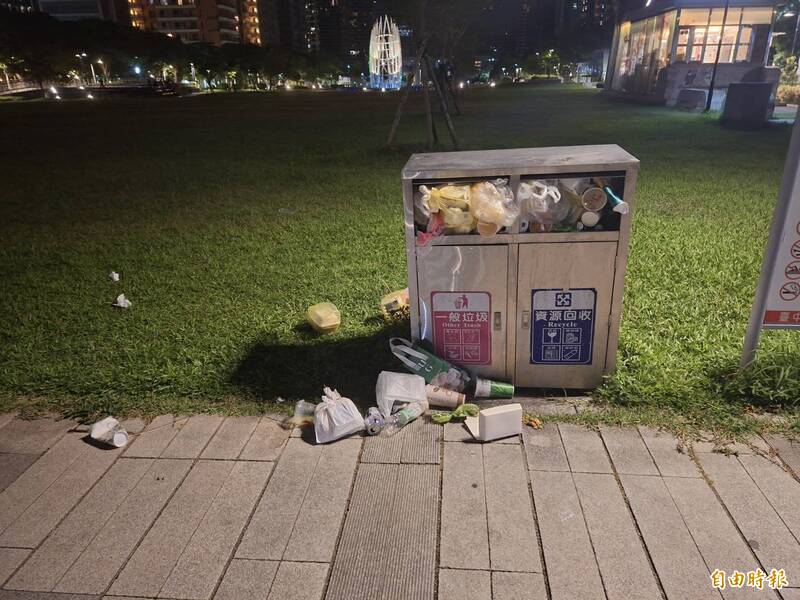 中市府門面市政公園垃圾桶滿溢 民眾建...