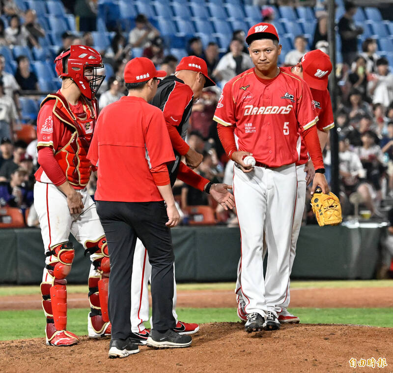 中職》陳禹勳觸身球連發 葉總神情緊繃...