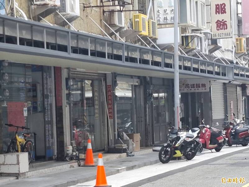 馬公市區商街遮陽棚僅裝燈箱無照明 澎湖縣政府表示無經費