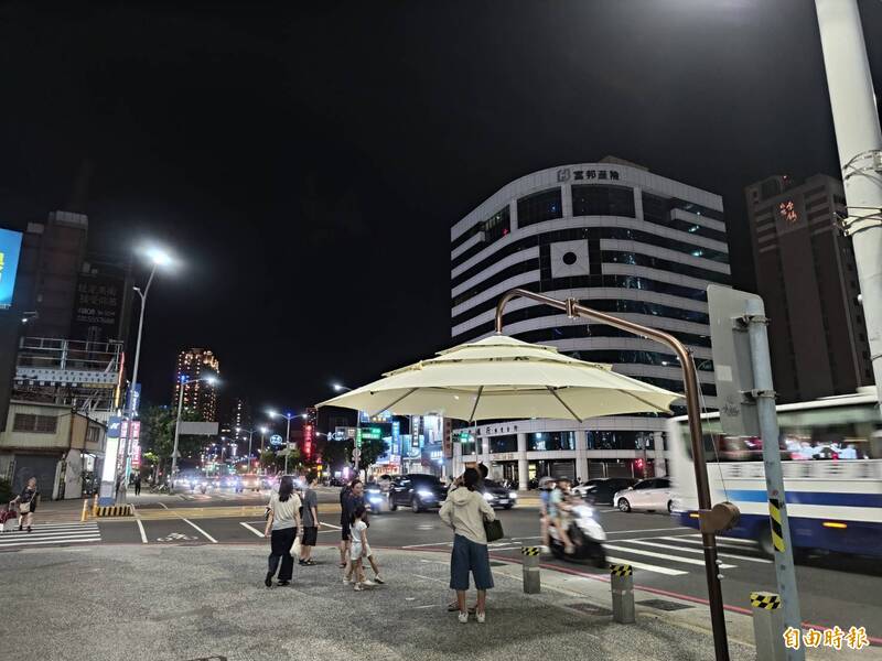 高雄遮陽傘遮陽也擋雨 捷運局：24小...