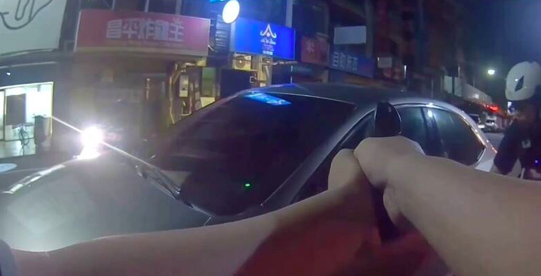 逆向車拒檢！宜蘭警火大掏槍喝斥破窗　...