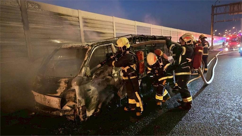 新北環快小貨車陷火海 烈焰狂燒3人急...