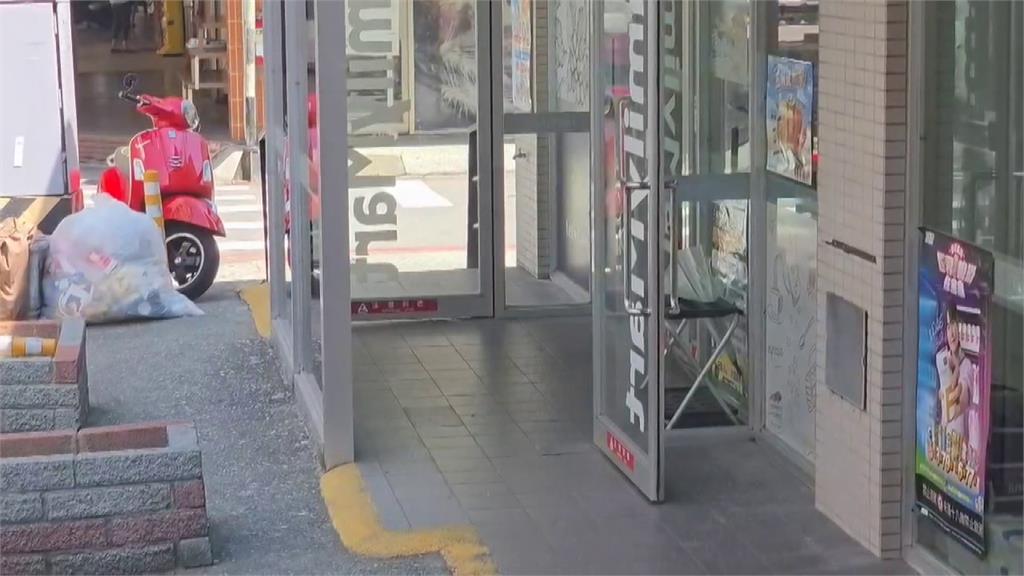 不滿冰淇淋掉落嗆要投訴 超商店員下跪...