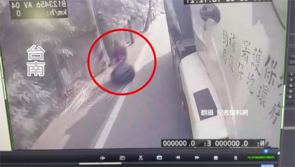 倒垃圾成永別！女路邊遭疾駛小客車撞飛...