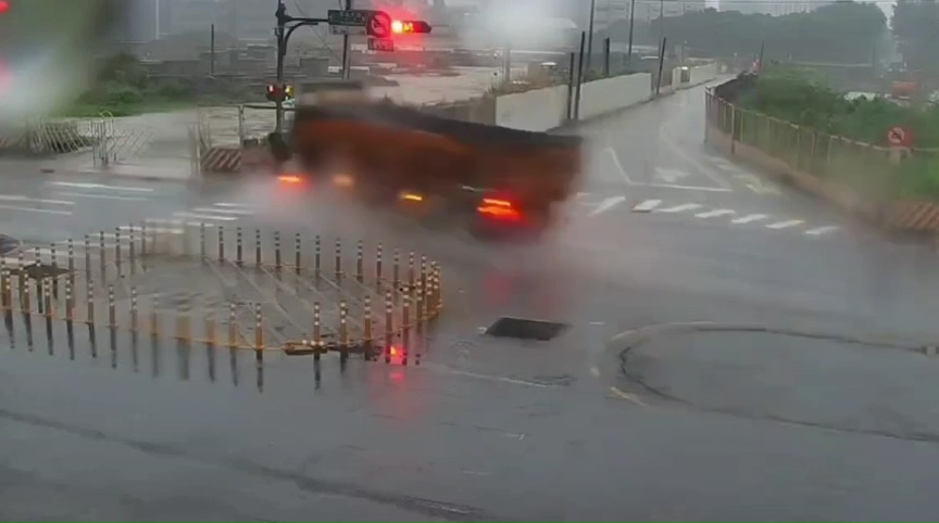 疑雨天打滑釀1死2傷 新北泰山聯結車司機5萬元交保
