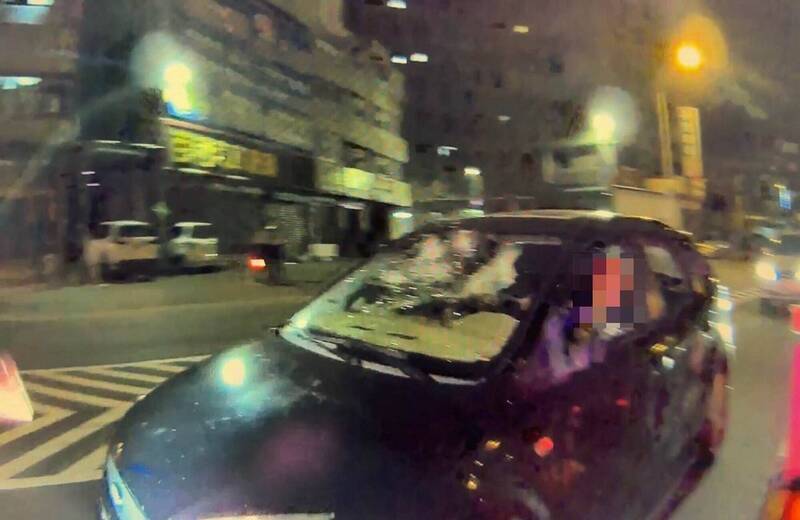 轎車擋風玻璃全碎繼續開！駕駛2毒品快...