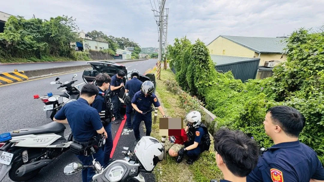 一路擦火花！毒駕男撞爆電信箱「路邊換胎」續逃　淡水警1小時火速圍捕