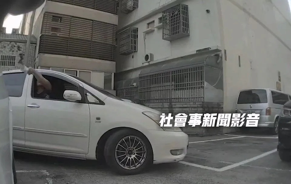 特斯拉停車擋道被潑檳榔渣、毀後照鏡　哨兵模式全都錄
