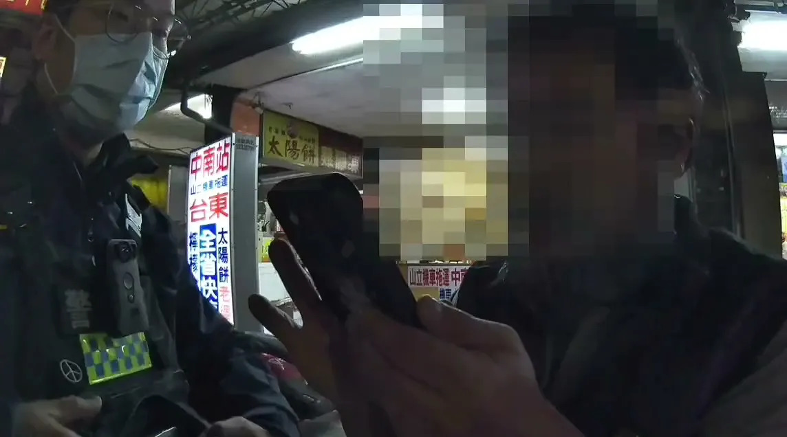 再演啊！公車站違停領包裹遇警盤查　「...