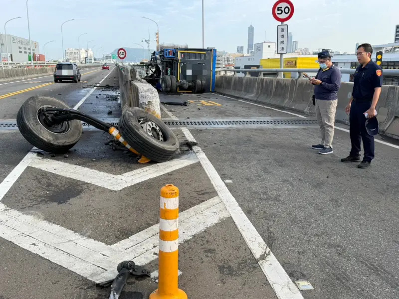 高雄新生路高架橋火燒車駕駛成焦屍