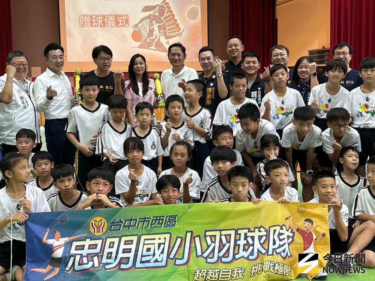忠明國小鬧球荒江啟臣偕何昱奇豪贈10...