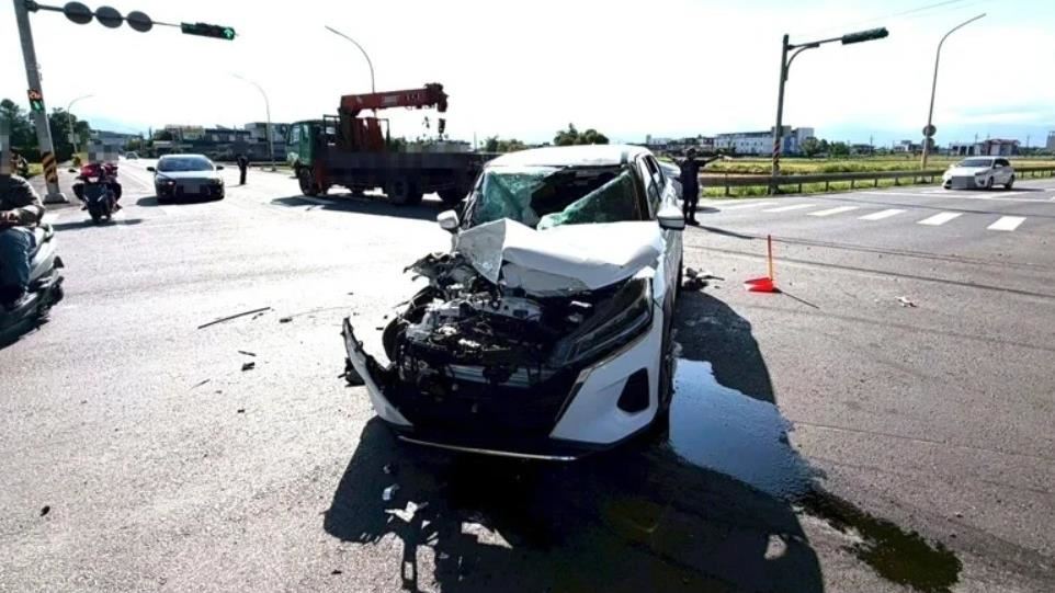 宜蘭國5橋下驚悚車禍！汽車疑搶快闖紅燈　撞擊貨車180度甩尾車頭全爛