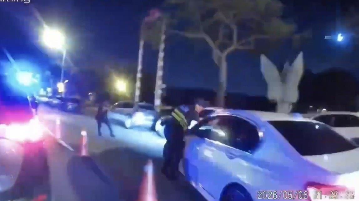 轎車假裝配合攔檢...突踩油門衝撞！...