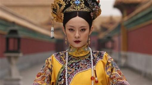 高溫拍戲太折磨！孫儷拍到頭暈噁心眼睛爆血　現場多位演員中暑快撐不住