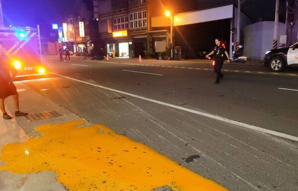 蛋蛋的憂傷...彰化雞蛋貨車超商前翻覆　蛋碎光馬路成金黃大道