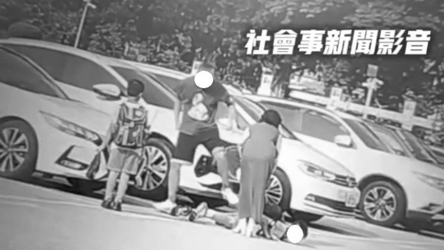 狠父失控停車場怒踹小孩！男童遭推倒趴地又被猛踩　畫面曝光網炸鍋