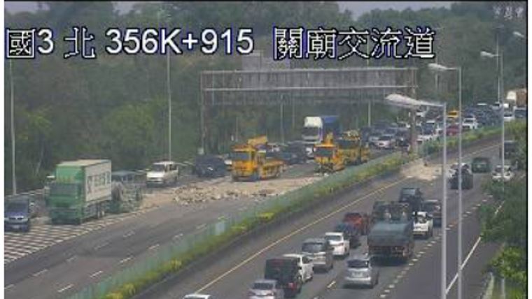 國3翻車！聯結車爆胎「粉末滿天飛」散落3車道　現場慘況曝光