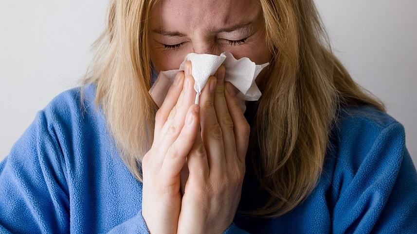 起床就鼻塞！醫揭「3種隱藏兇手」不只過敏　擤鼻涕錯誤恐害中耳炎