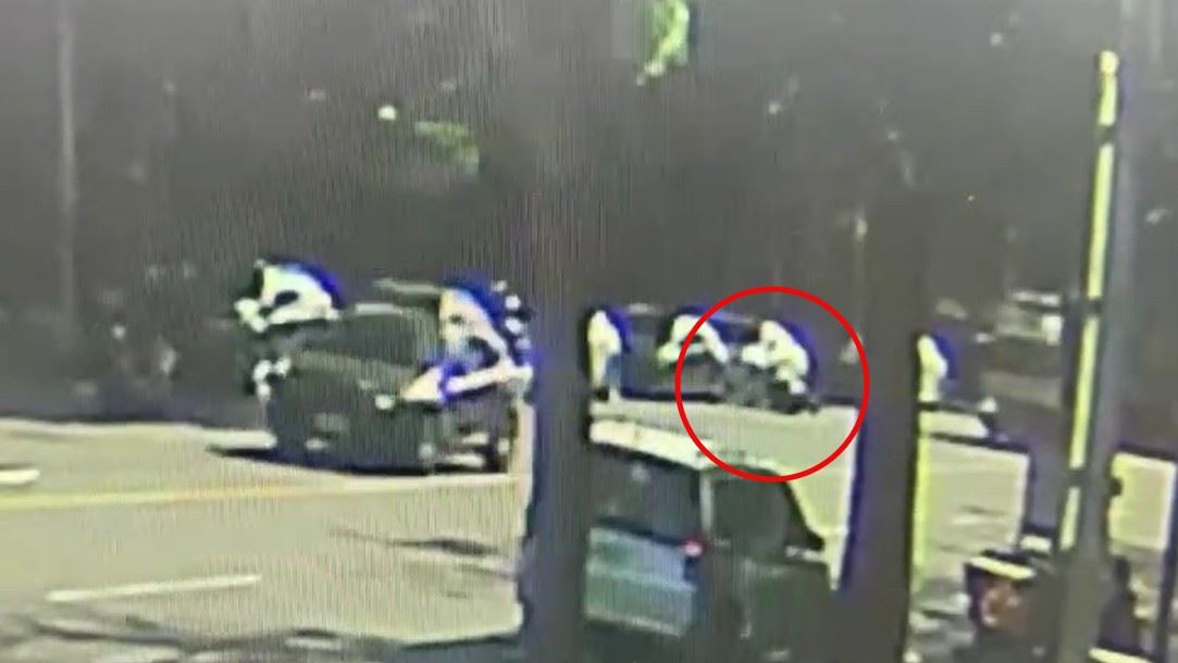 陽光太刺眼害女騎士撞車自摔　後視鏡卡「一撮長髮」露餡　警調監器傻眼