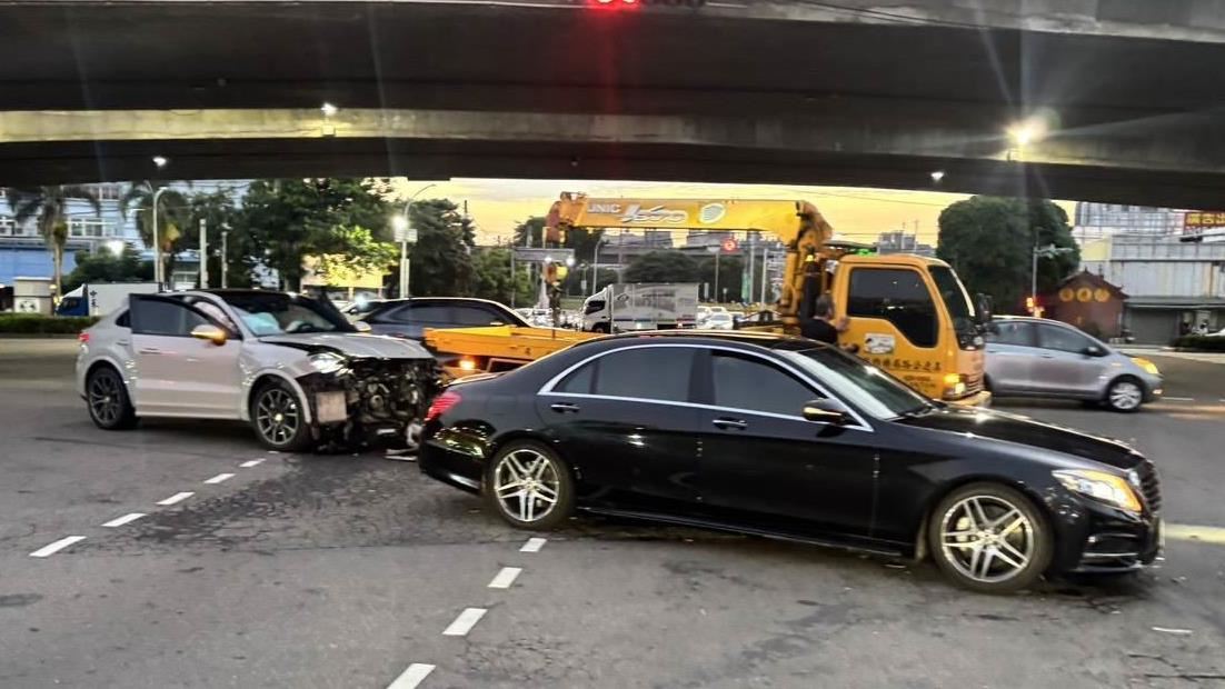 台中千萬車禍！保時捷「擊落賓士」車頭...