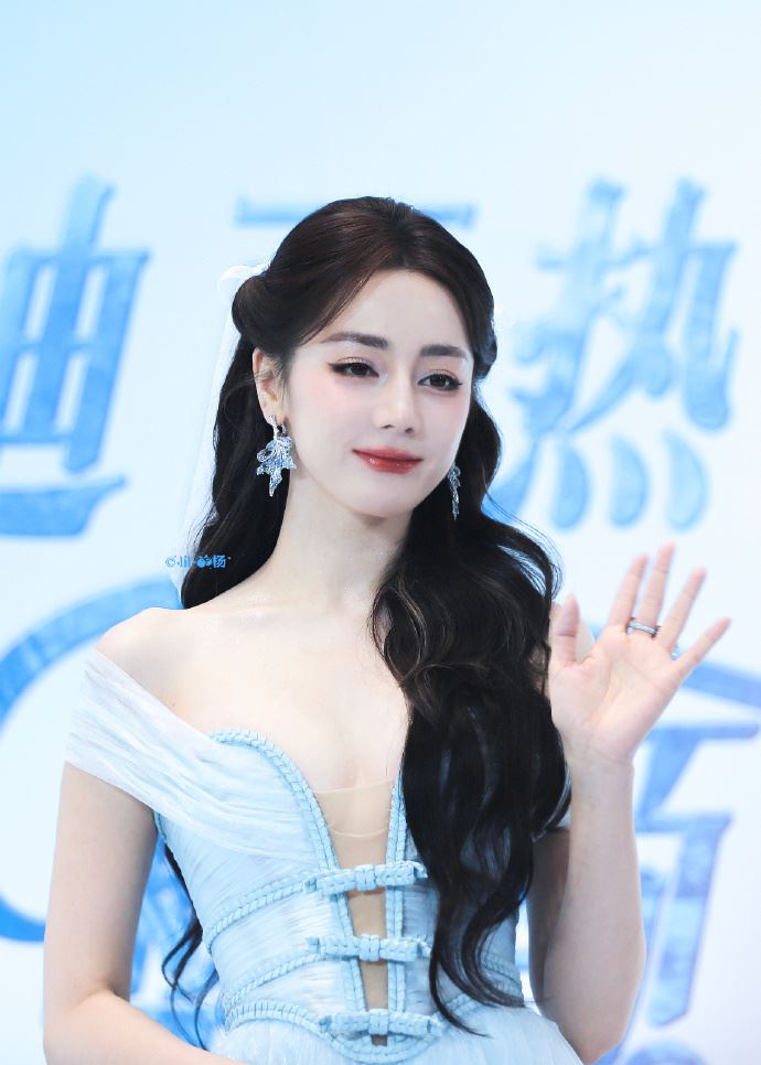 迪麗熱巴禮服「深V一路開到腰」險走光...