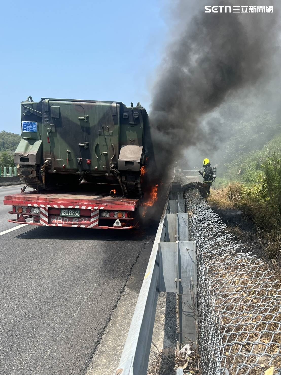 快訊／國3通霄段！拖板車載2國軍裝甲車　輪胎突起火險延燒