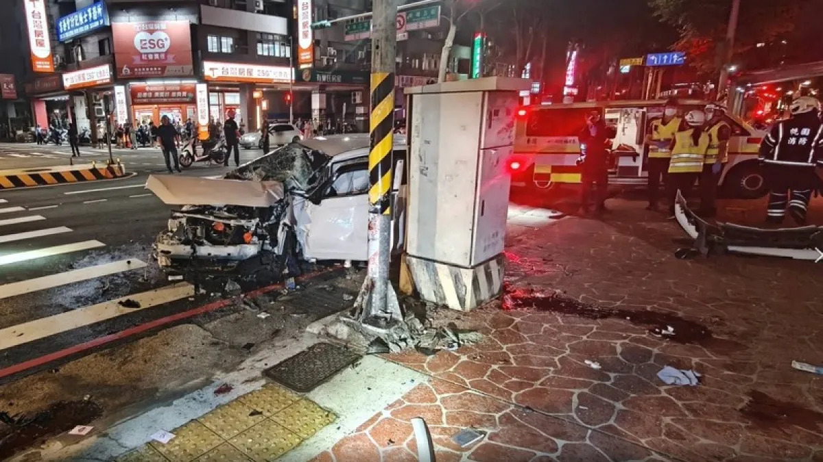 又是毒駕？桃園警匪追逐　轎車失控猛撞...