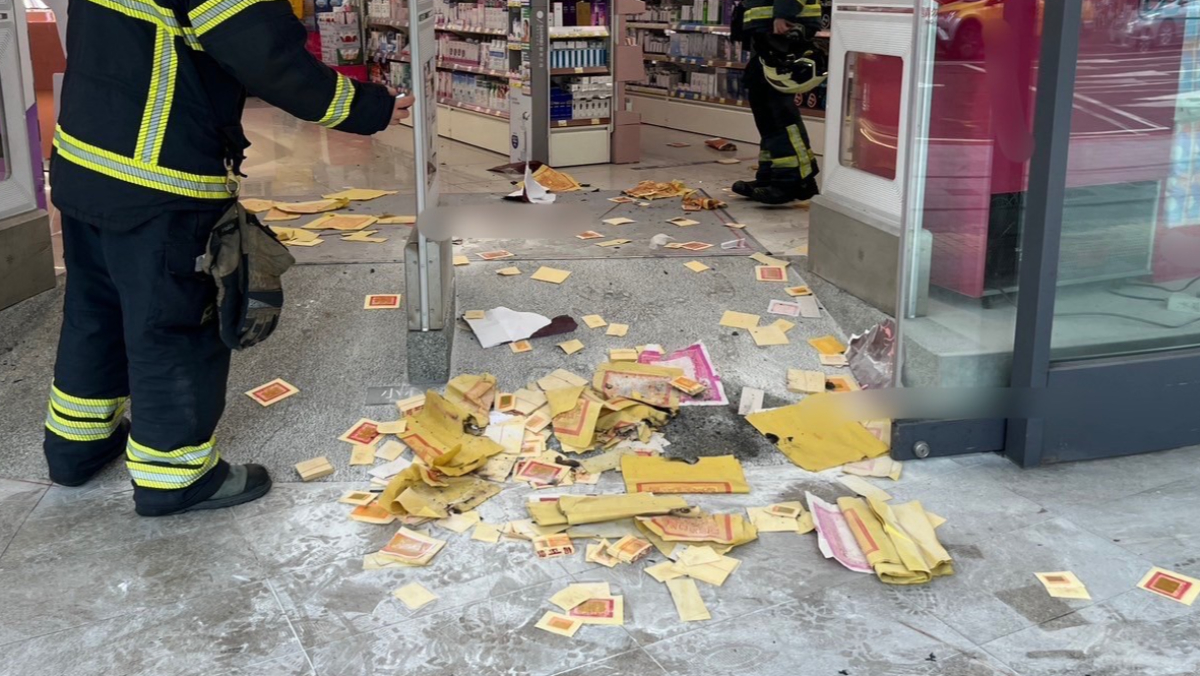 寶雅員工拒借電充手機！23歲男不開心了　店門口撒冥紙放火