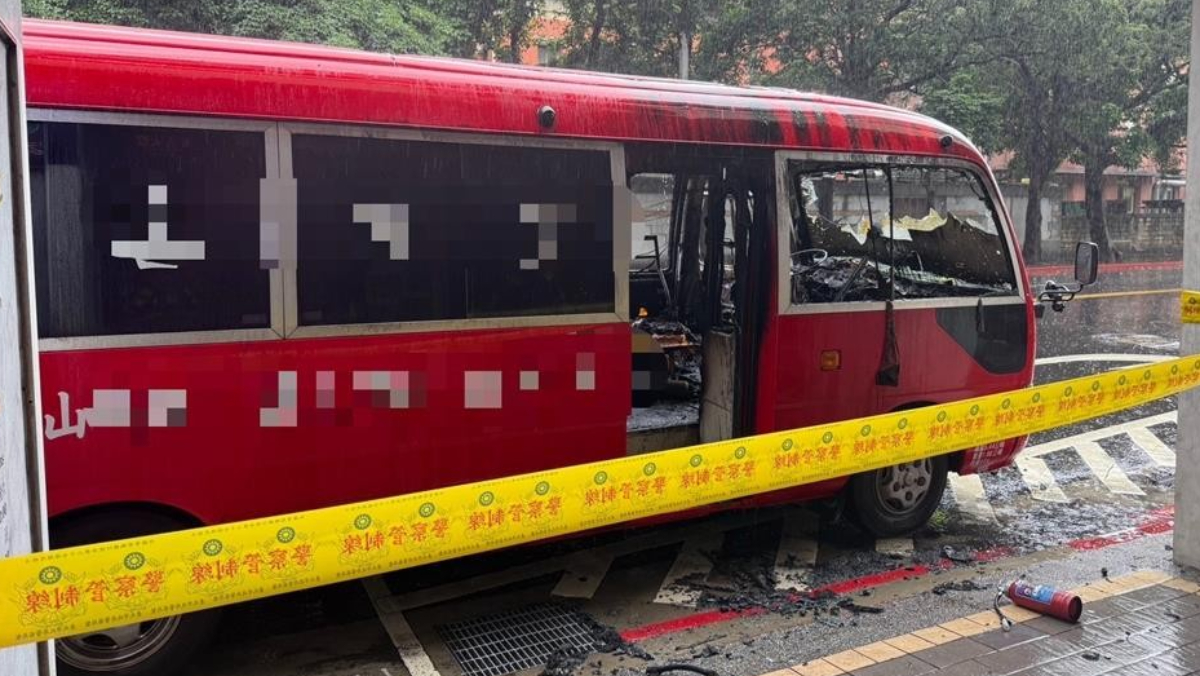 公車司機停路邊借廁所...下一秒「狂竄濃煙冒火舌」車頭全毀