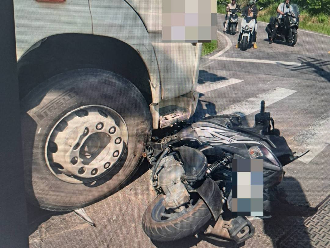 曳引車轉彎與機車發生碰撞　蘆竹警提醒...