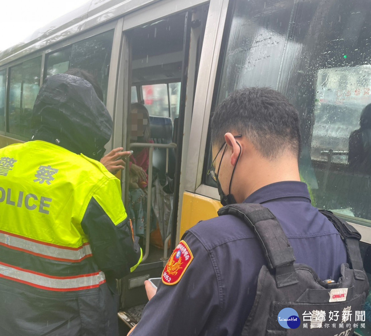 老婦公車上喃喃自語引關注　警方協助平...