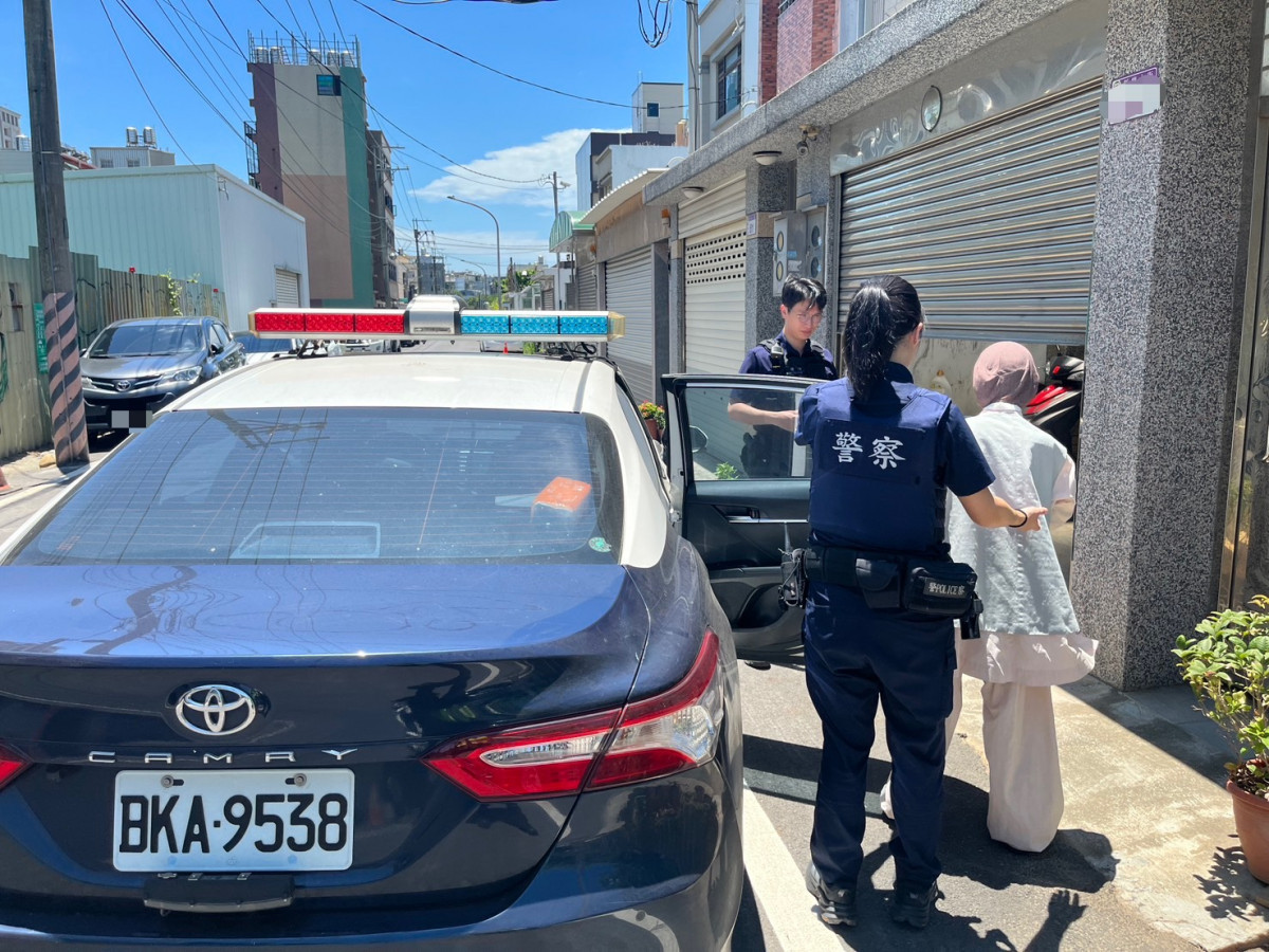 熱浪來襲老婦身體不適跌坐路旁　楊梅警...