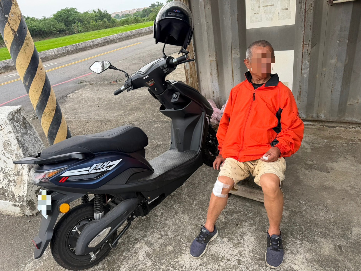 老翁自摔受傷坐路旁　楊梅暖警即時關懷協助
