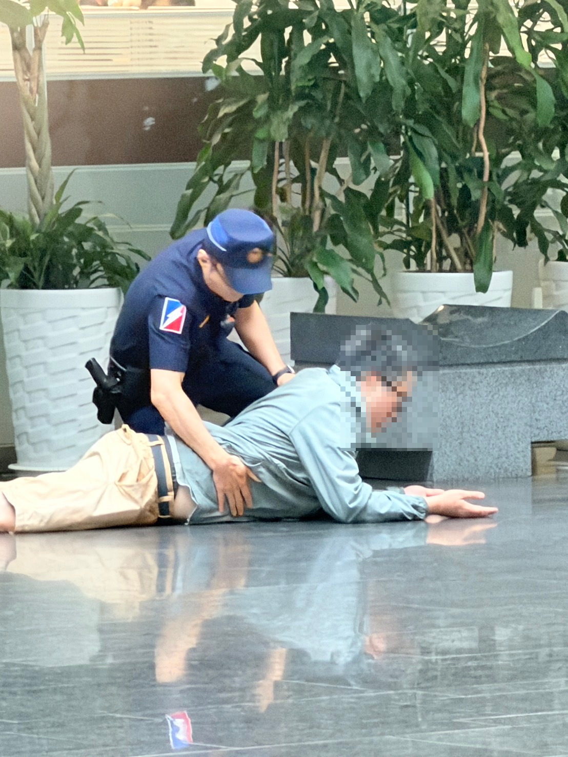 台中市府驚傳暴力攻擊！　失控男持球棒...