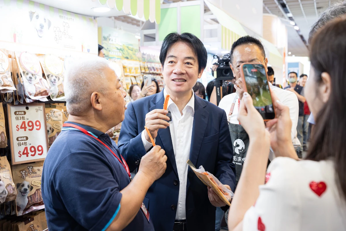 賴清德逛寵物展「親吃狗肉乾」嚇壞幕僚...