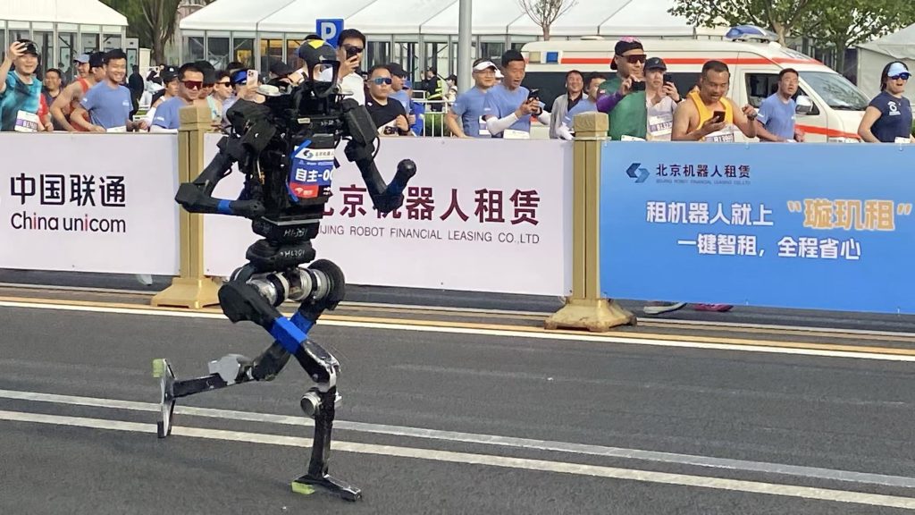 北京半馬 閃電機器人50分鐘奪冠