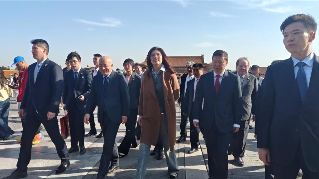 江怡臻曝鄭習會雨過天晴 大陸民眾包圍...