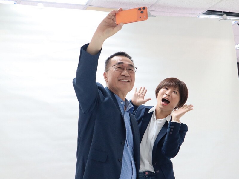 李四川與國民黨新北議員參選人拍形象照（2） (圖)
