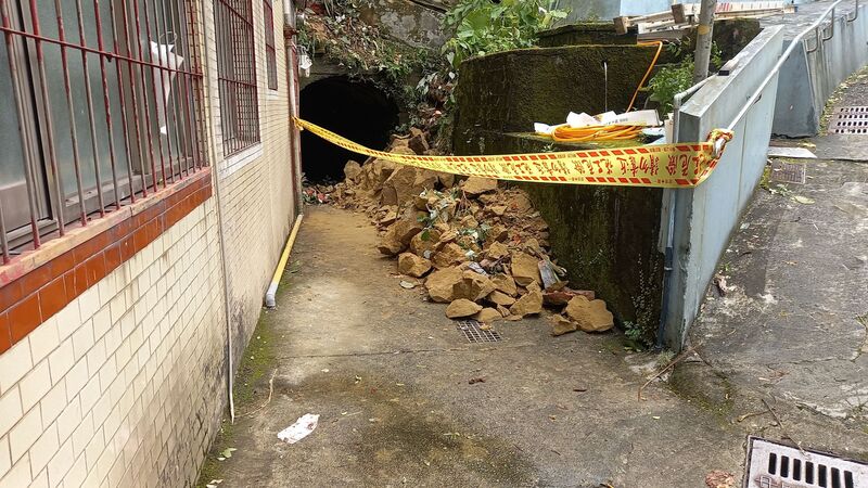 基隆土石滑落撞擊民宅（2） (圖)