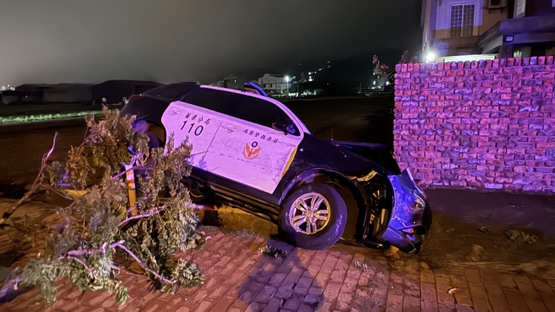 苗警攔截違規車不慎碰撞卡水溝　2員送...