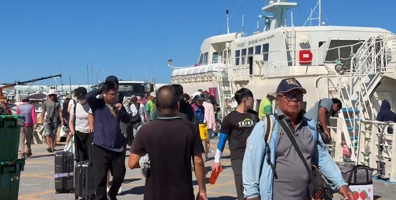 颱風巴威逼近　離島遊客提前返回 (圖...