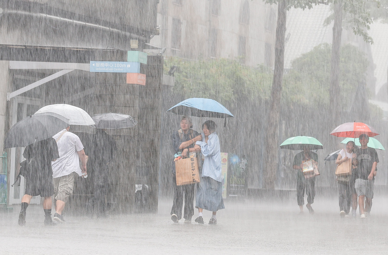 對流雲系發展旺盛　北市午後下大雨（1...