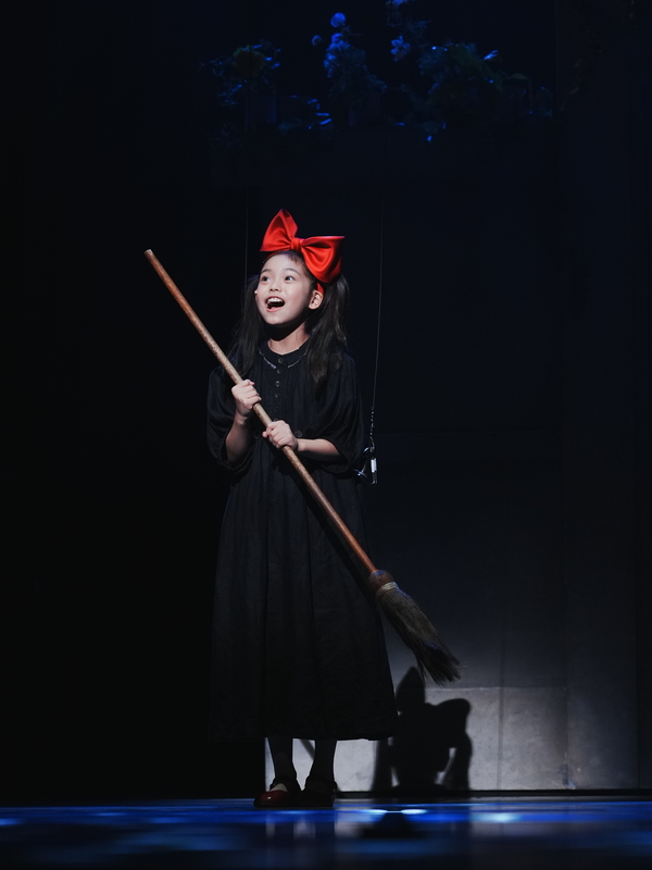 「魔女宅急便」音樂劇將演出　演員彩排...