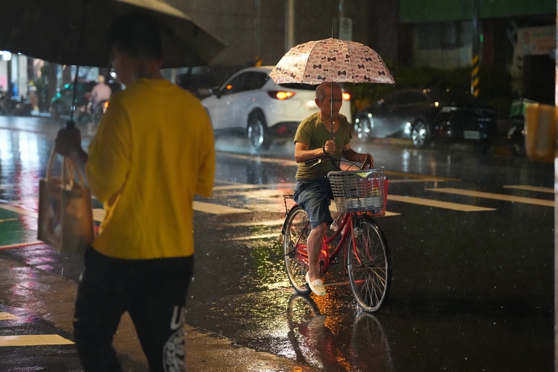 民眾冒雨騎行 (圖)