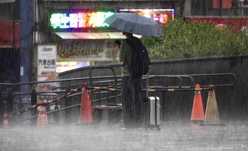 颱風天出勤2》放颱風假沒薪水！求職網...