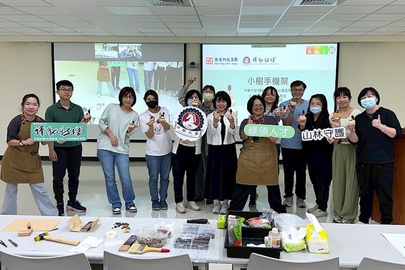 中華大學辦工作坊　教工程師打磨手機架...