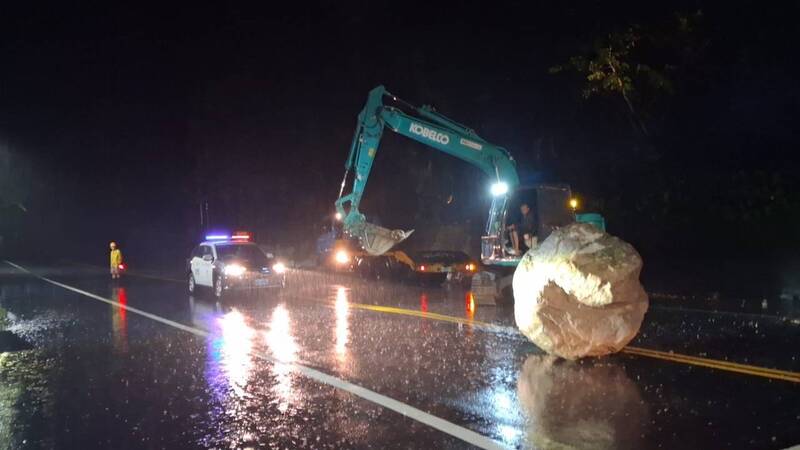 台中和平區台8線巨石掉落路中 (圖)