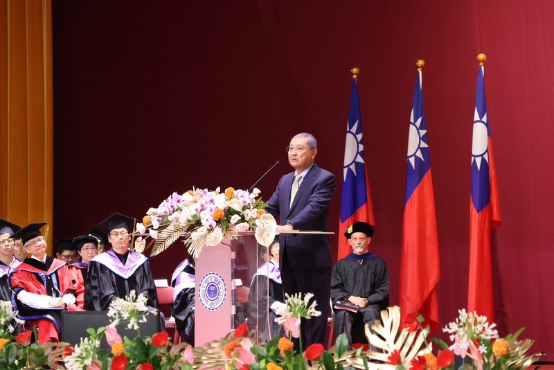 李詩欽出席東海大學畢業典禮 (圖)